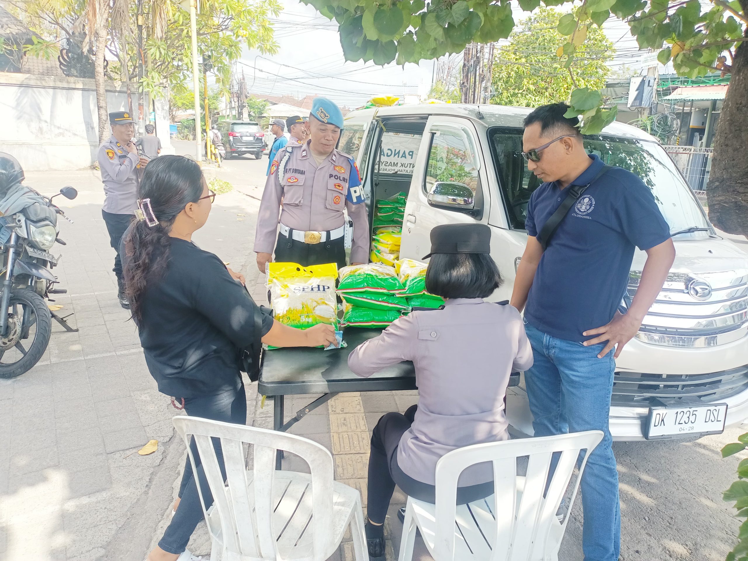 Polsek Denpasar Selatan Gelar Gerakan Pangan Murah, Salurkan 1 Ton Beras SPHP.