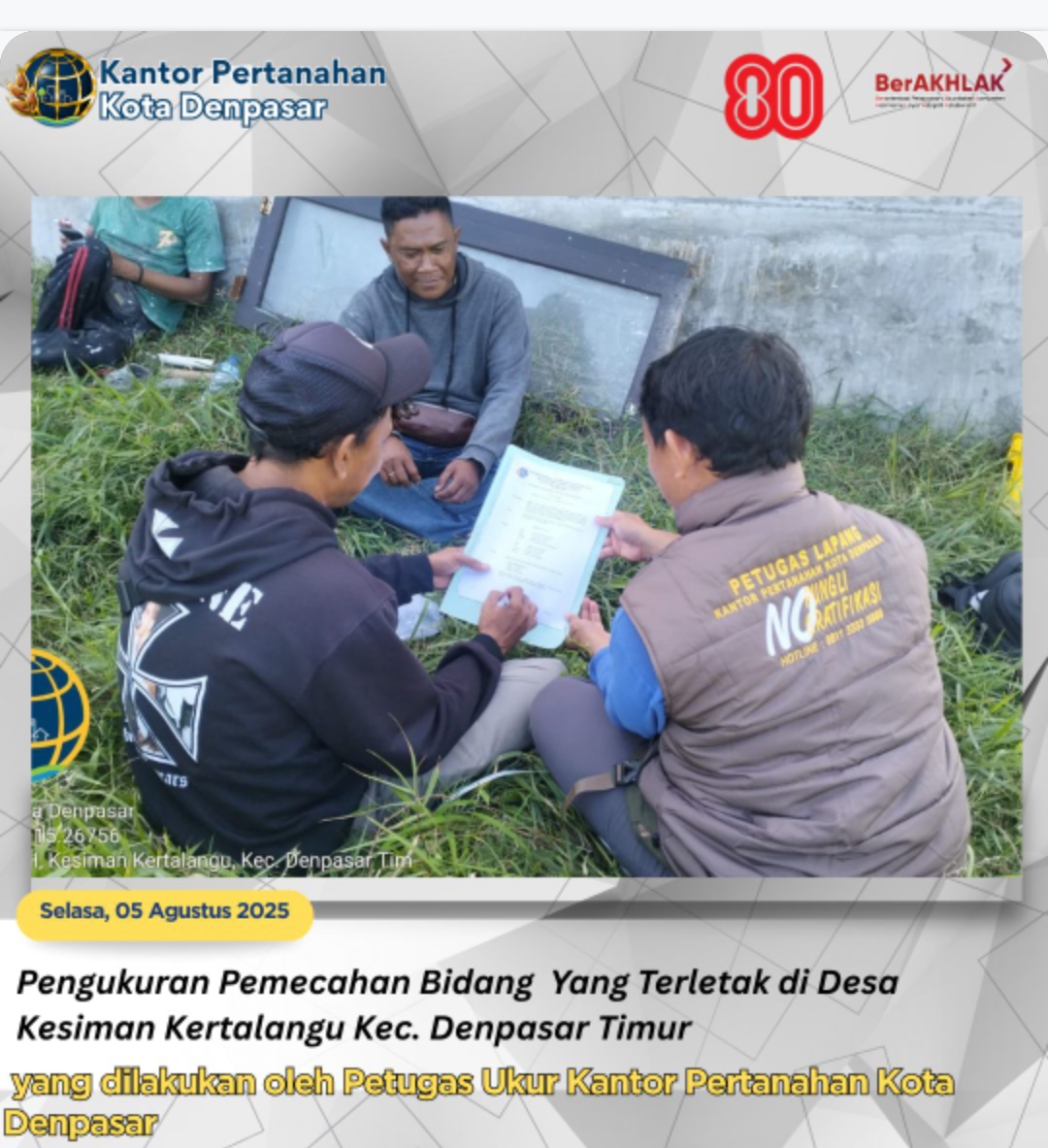 Petugas Pengukuran Kantah Kota Denpasar Lakukan Pemecahan Bidang di Desa Kesiman Kertalangu.