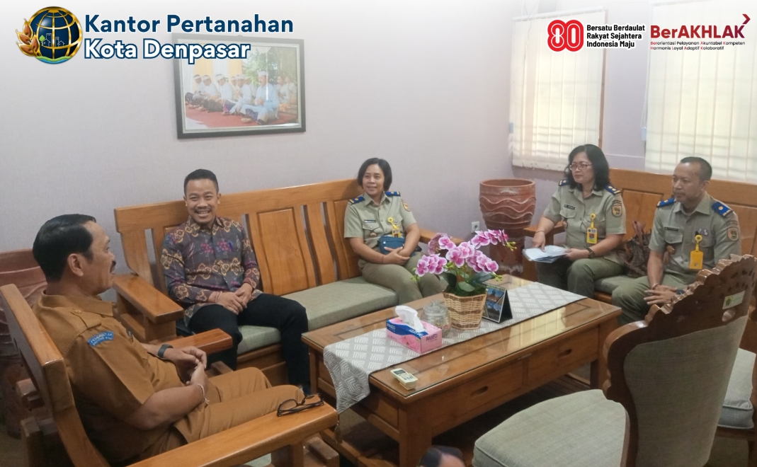 Masa Tugas Berakhir, Bapak Y.C. Fajar Nugroho Adi  berpamitan dengan Kepala Dinas Perkim Kota Denpasar.