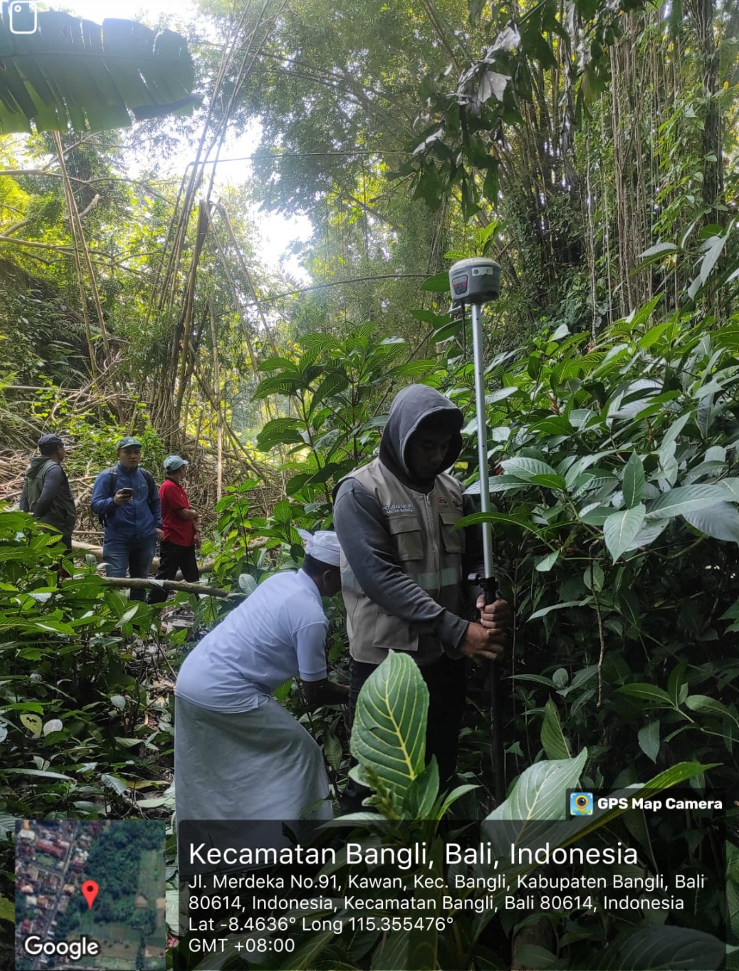 Tim Kantah Bangli Cek Lapang Batas Bidang Tanah untuk Pembangunan Pondasi Penyangga Area GOR Bangli.
