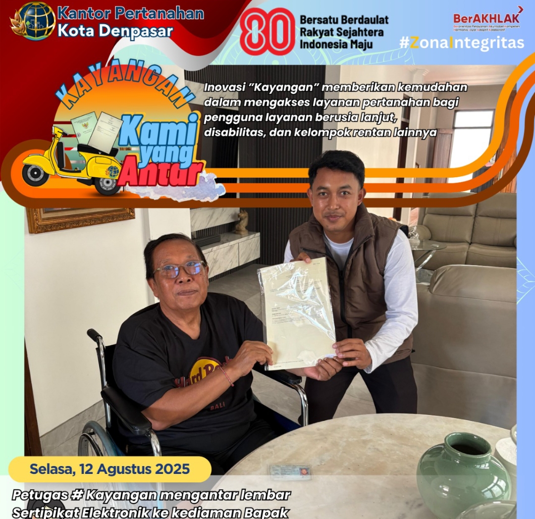 Petugas Kayangan mengantarkan lembar sertipikat elektronik ke Kediaman Bapak Tjokorda Rai Pemayun.
