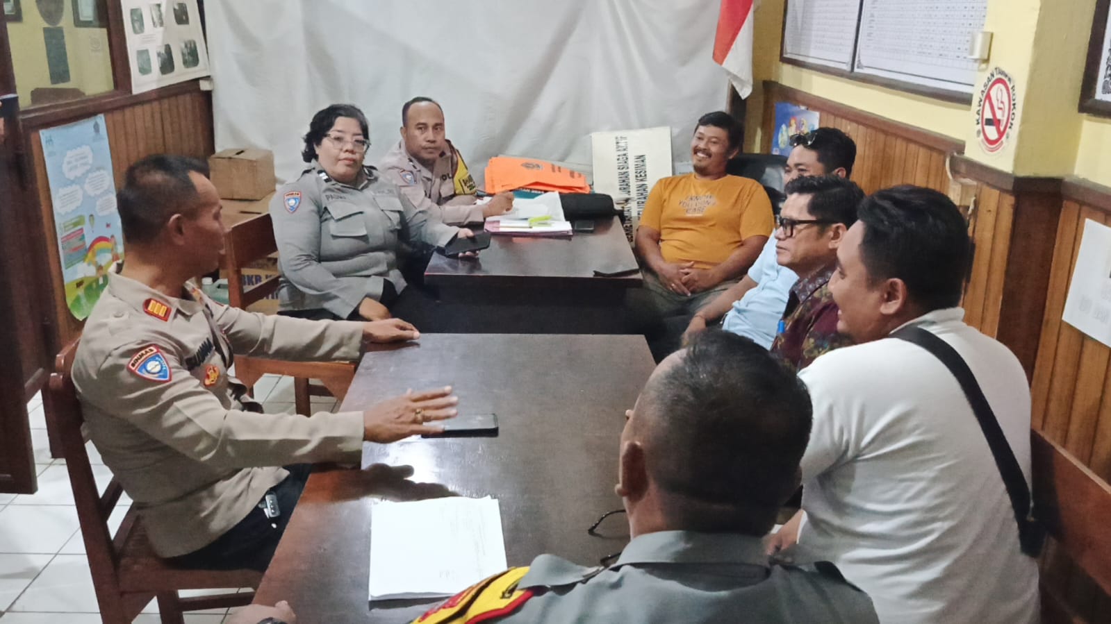 Polsek Dentim Bangun Komunikasi Aktif Melalui Sambang Kamtibmas ke Kantor Kelurahan Kesiman.