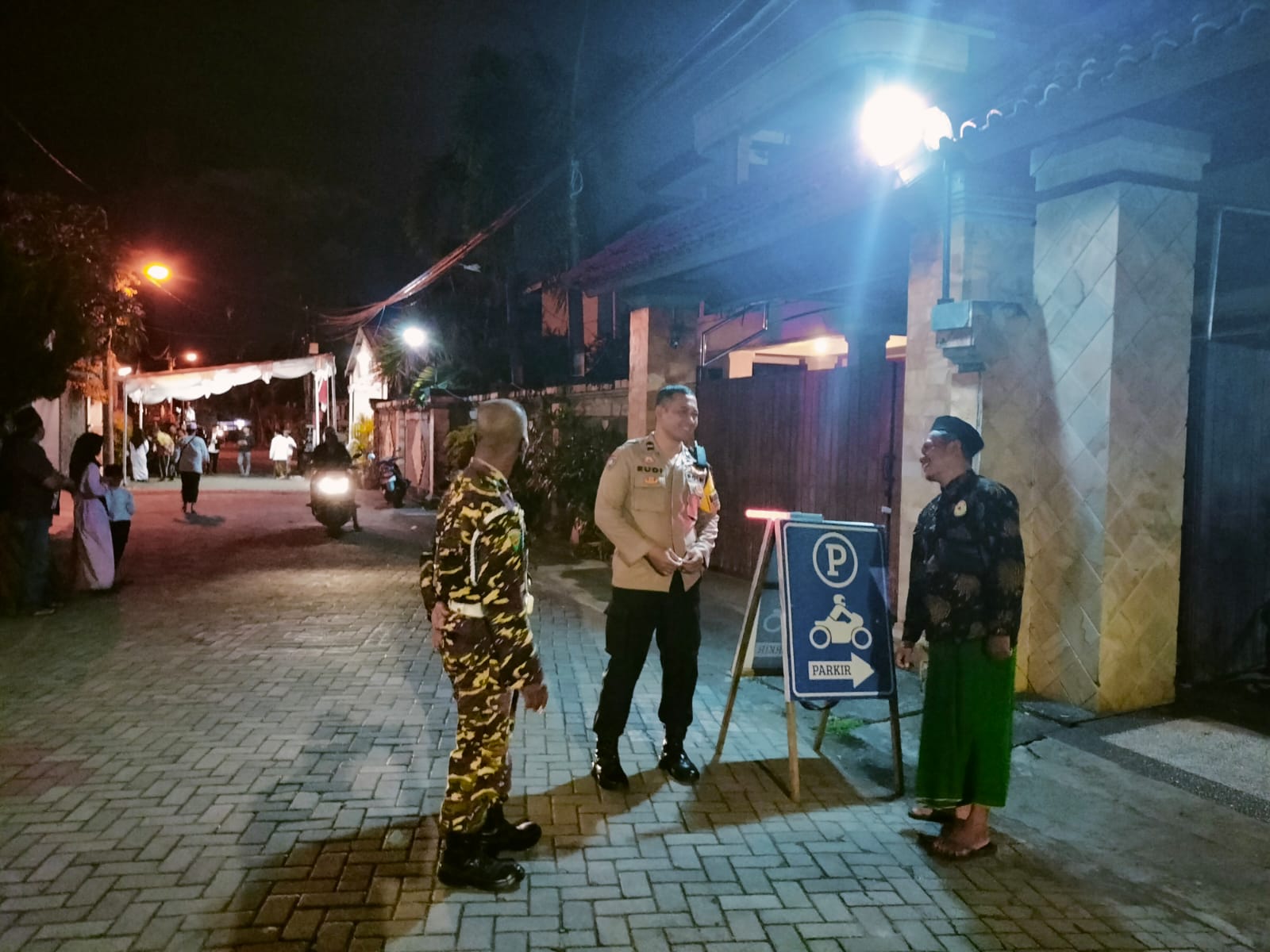 Bhabinkamtibmas Desa Sumerta Kelod Hadiri dan Amankan Peringatan Maulid Nabi Muhammad SAW di Banjar Sebudi.