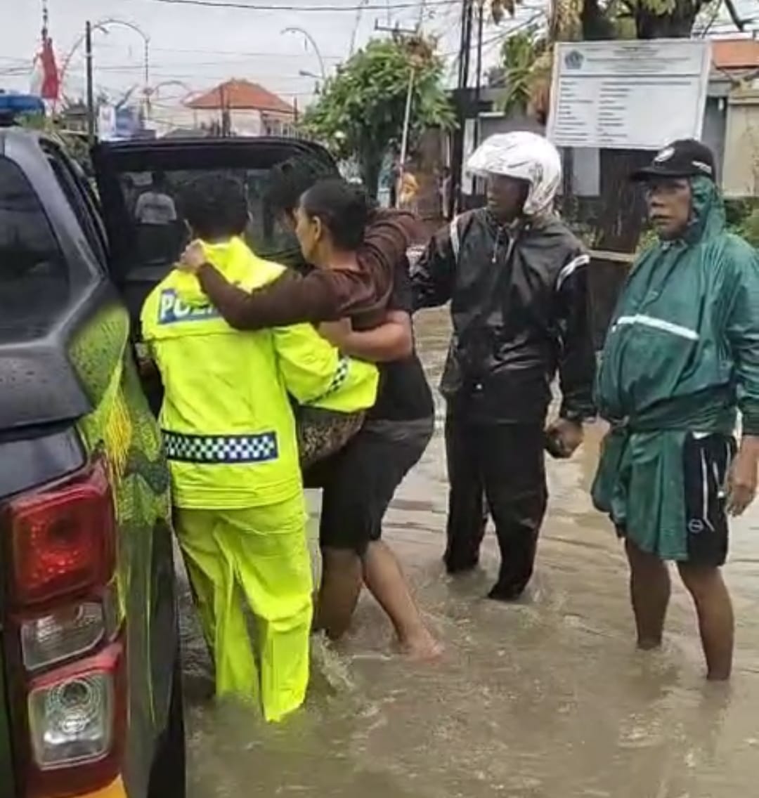 Polsek Denpasar Selatan Evakuasi Nenek dan Tiga Anak Terjebak Banjir di Pemogan.