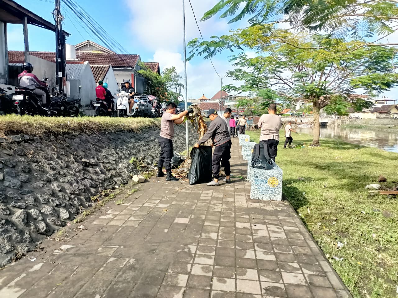 Pasca Banjir, Polsek Densel dan Warga Gelar Bersih-Bersih Bantaran Sungai Taman Pancing.