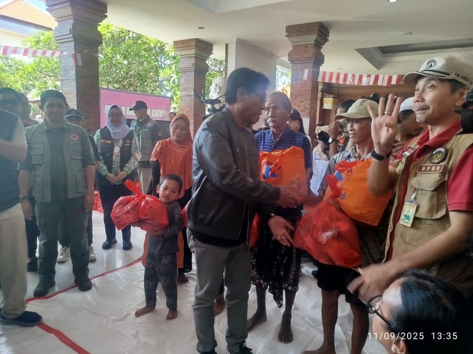 Kepala BNPB Pusat Tinjau dan Serahkan Bantuan kepada Warga Terdampak Banjir di Banjar Tohpati.