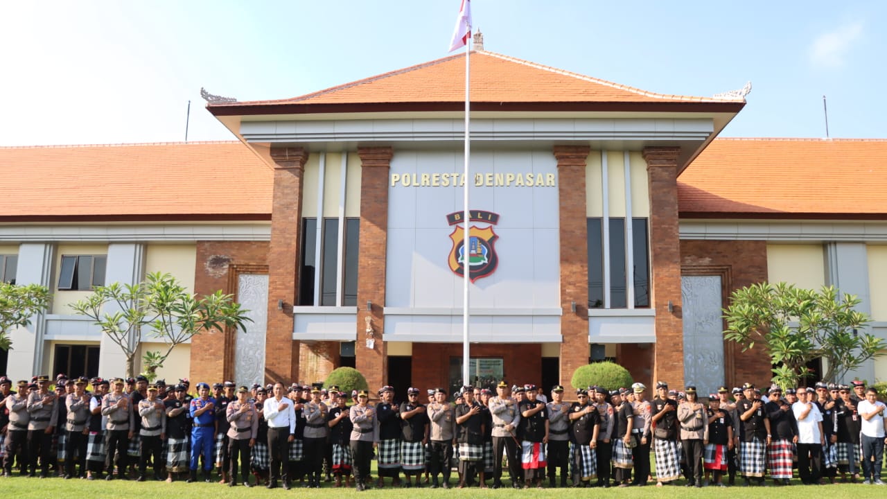 Polresta Denpasar Gelar Apel Sinergitas Polri-Pecalang Se-Kota Denpasar.