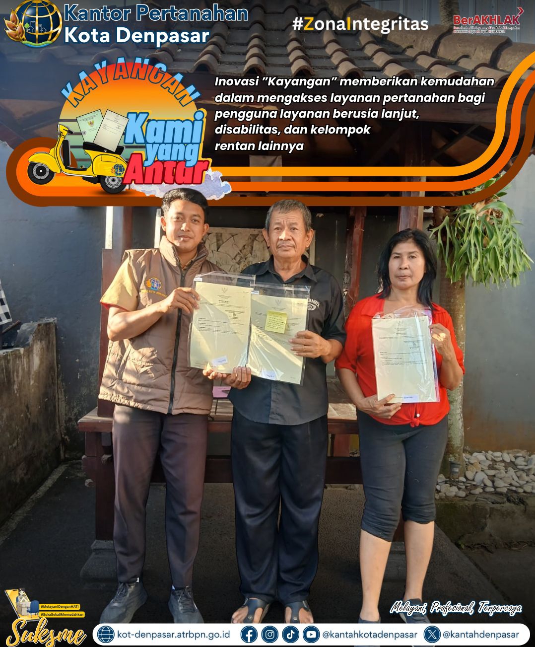 Petugas “ Kayangan” Kantah Kota Denpasar Mengantarkan Lembar Sertipikat elektronik Kepada Warga Lansia.