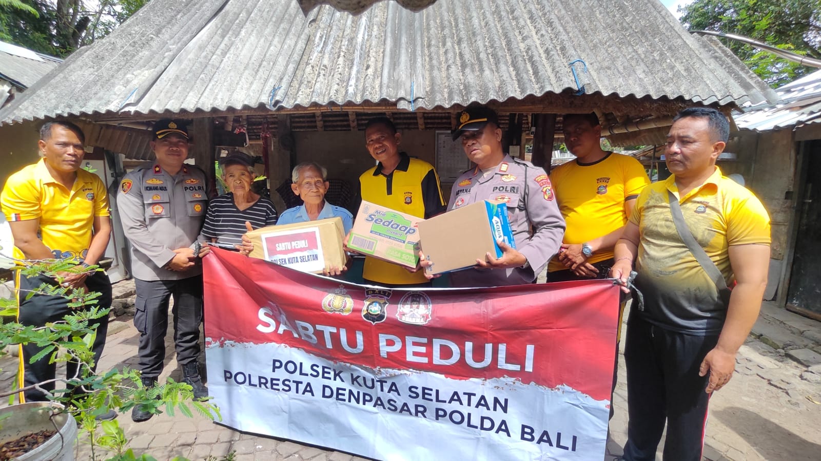 Polsek Kuta Selatan Gelar Program Sabtu Peduli, Serahkan Bantuan ke Warga Kurang Mampu di Jimbaran.