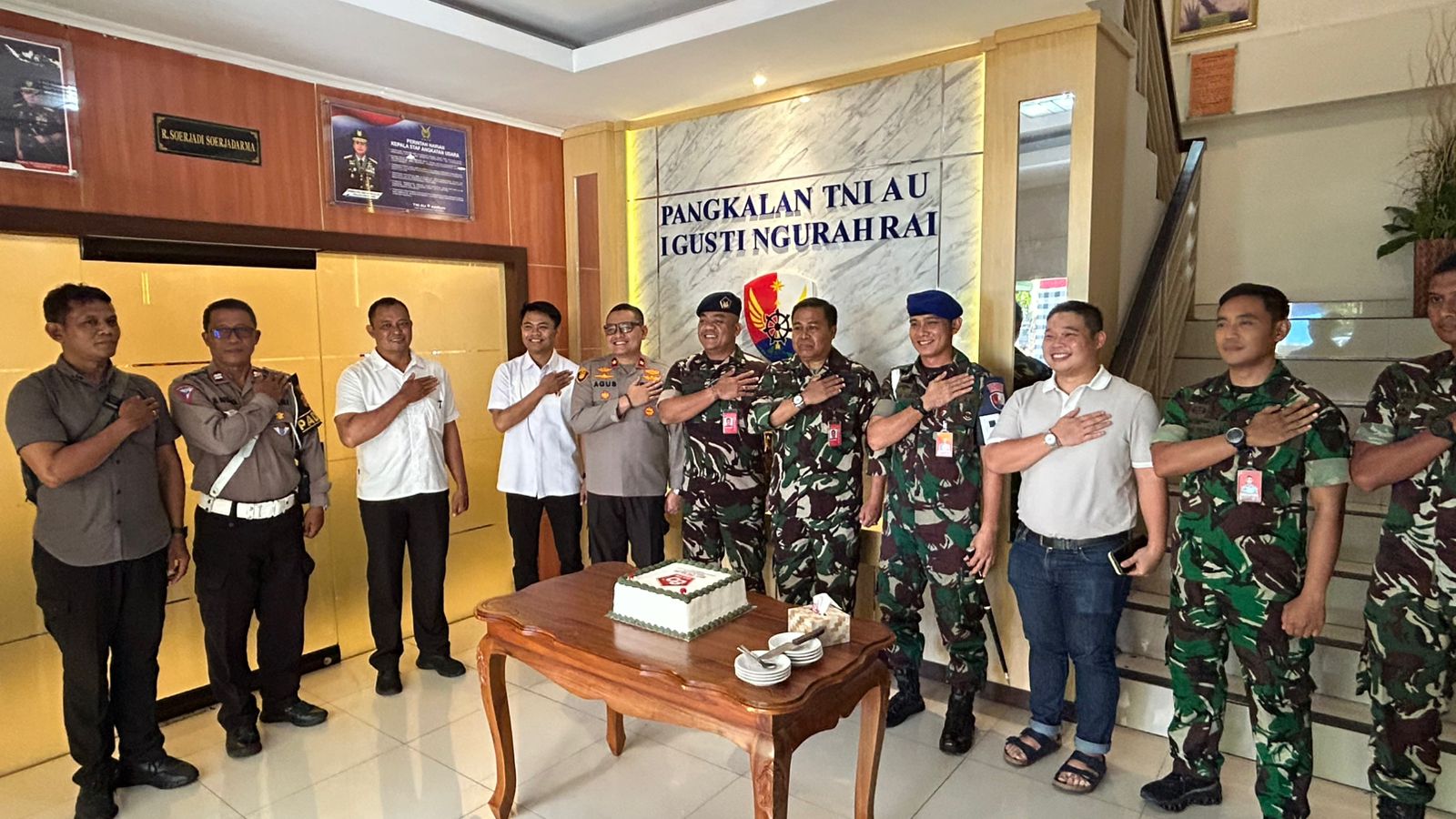 Kapolsek Kuta Sampaikan Ucapan Selamat HUT TNI ke-80 di Pangkalan TNI AU Ngurah Rai.