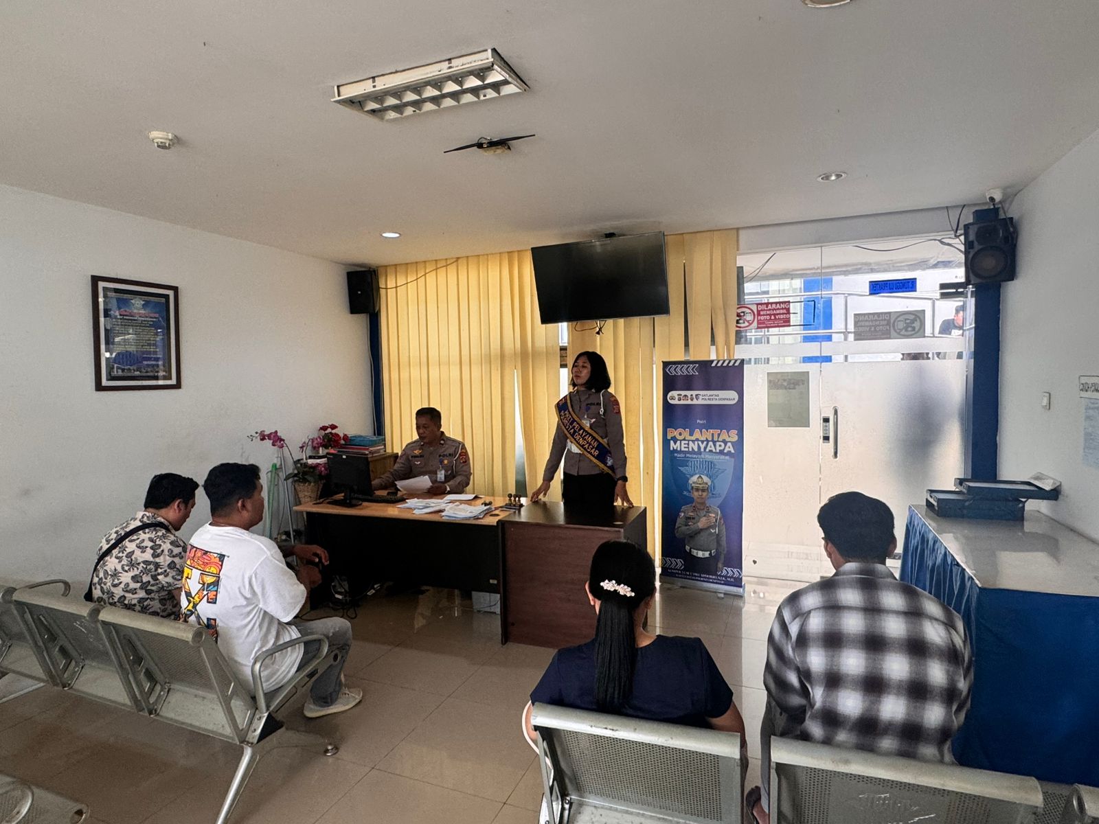 Petugas Satpas Sim Polresta Denpasar Berikan Pelayanan Humanis Kepada Pemohon Sim.