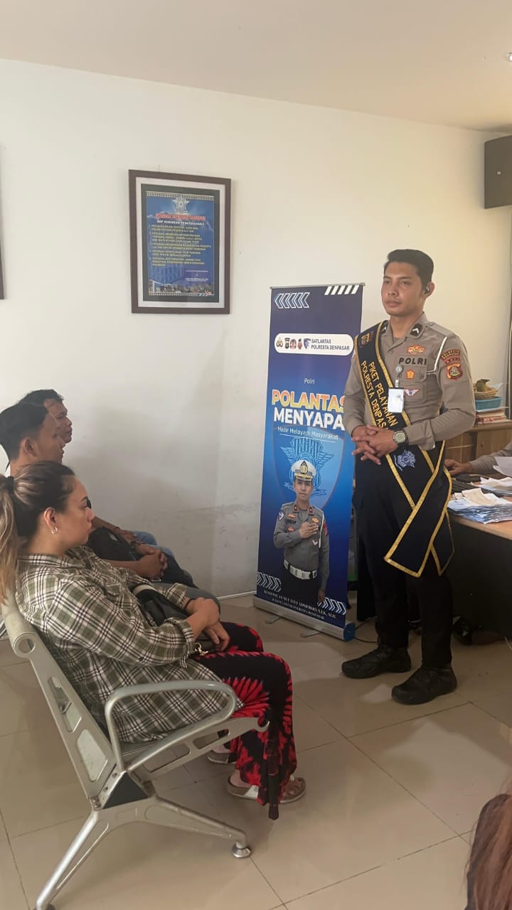 Petugas Pelayanan Publik Polresta Denpasar Beri Himbauan Kamtibmas dan Tertib Berlalulintas kepada Pemohon SIM.