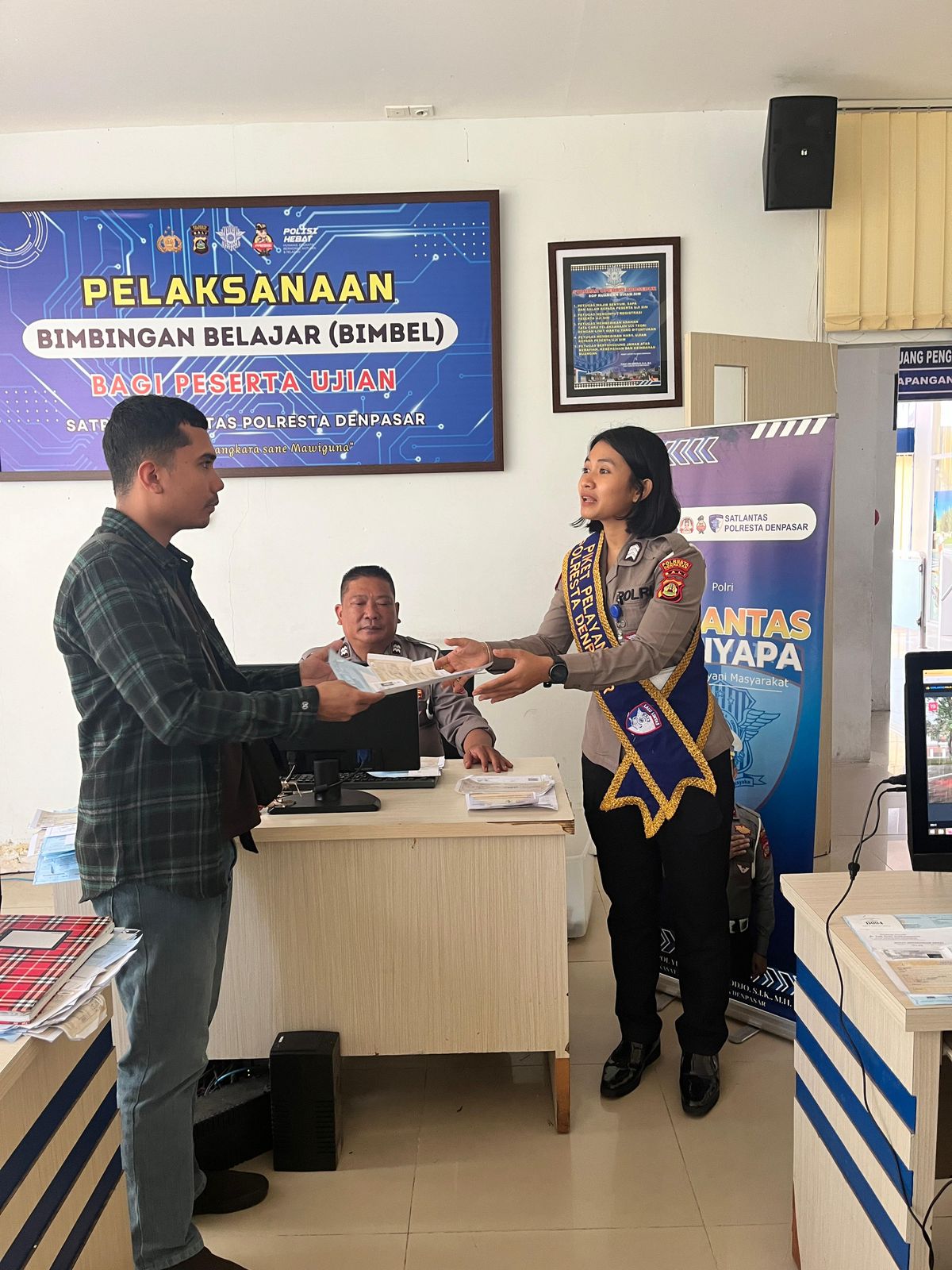 Pelayanan Publik Satpas SIM Polresta Denpasar Melalui “Polantas Menyapa” Berikan Layanan Humanis kepada Masyarakat.