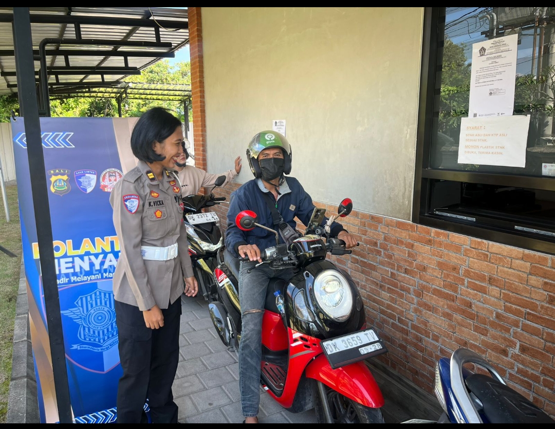 Tingkatkan Pelayanan,  Polantas Menyapa Pada UPT Samsat Pembantu Kota Denpasar Berikan Pelayanan Yang Ramah dan Transparan Sesuai SOP.