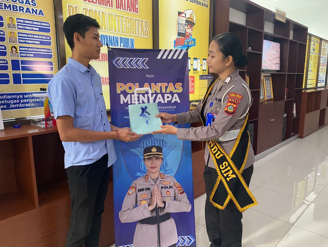 Optimalkan Pelayanan,  Polantas Menyapa Pada Satpas SIM Polres Jembrana  Berikan Pelayanan Yang Ramah dan Transparan.