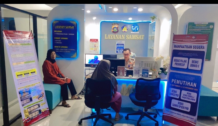Melalui Polantas Menyapa, Satuan Regident Polres Jembrana Hadir di Mall Pelayanan Publik (MPP) Berikan Layanan Yang Humanis Kepada Masyarakat.