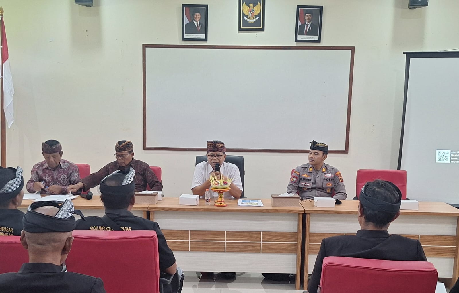 Polresta Denpasar Bersama Majelis Desa Adat Gelar “Jumat Curhat” Tingkatkan Kapasitas Pecalang dalam Mendukung Kamtibmas.