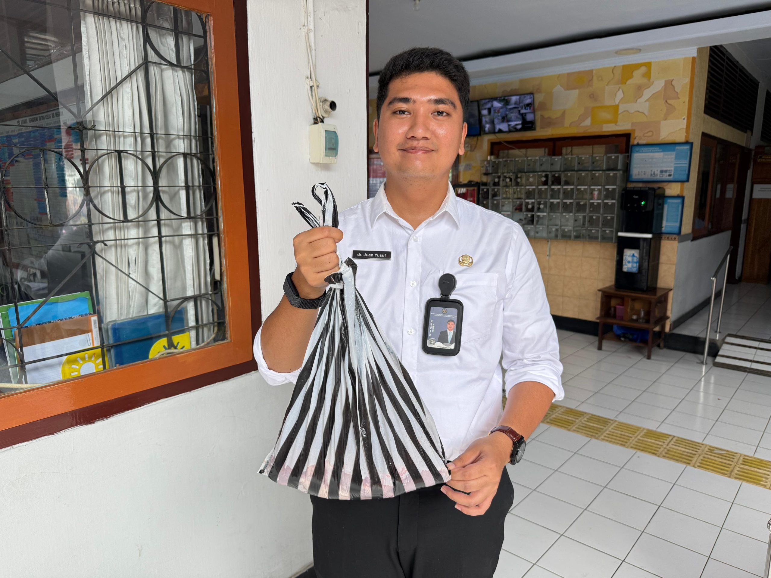 DALAM MENYAMBUT HARI RAYA GALUNGAN  DAN KUNINGAN, RUTAN NEGARA MELAKSANAKAN TRADISI MEPATUNG DAN PEMBAGIAN BANSOS.