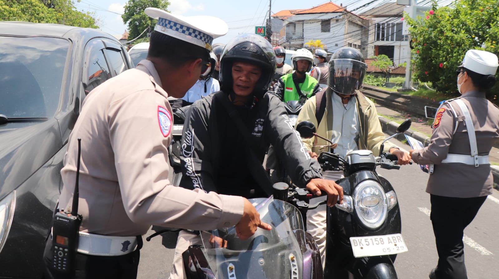 Operasi Zebra Agung 2025, Sat Lantas Polresta Denpasar Tertibkan Pengendara di TL Sunset Road Kuta.
