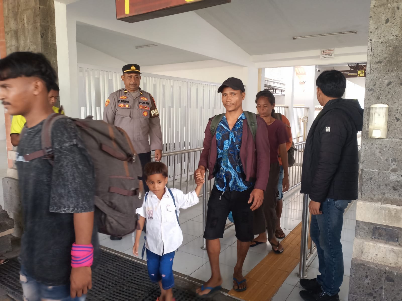 KM Awu Tiba di Pelabuhan Benoa, Membawa 942 Penumpang Turun dan Situasi Tetap Kondusif.