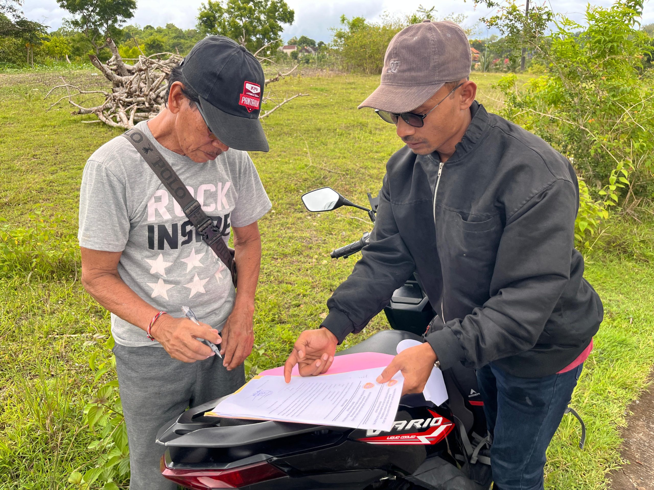 Petugas Lapangan Kantah Klungkung Melakukan Pengecekan Lapang Terkait Permohonan Sertipikat Hilang di Desa Bungamekar, Nusa Penida.
