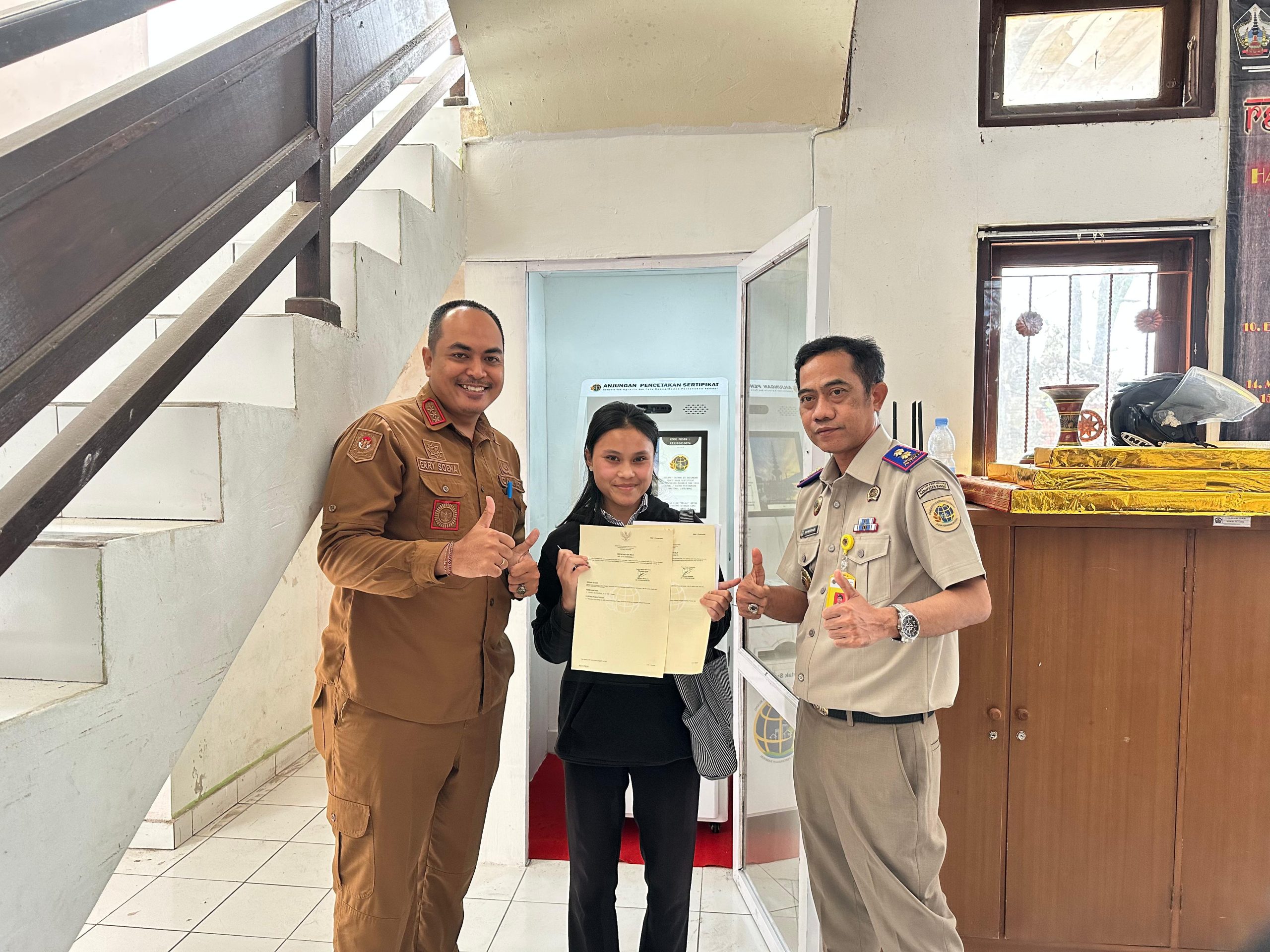 Warga Kintamani Kini Bisa Cetak Sertipikat Tanah Secara Mandiri Lewat Mesin APS di Kantor Camat.