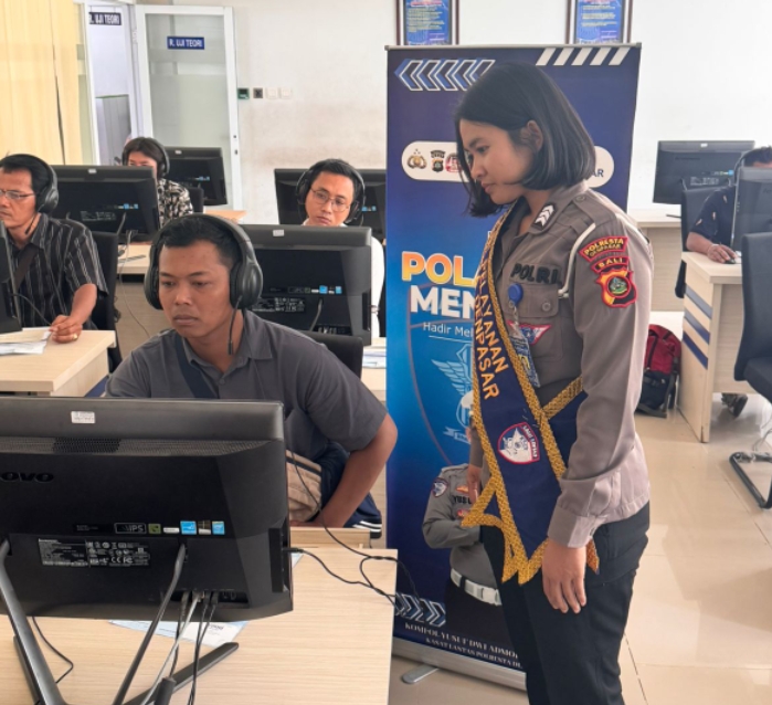 Personel Satpas SIM Polresta Denpasar Dampingi Pemohon Saat Ujian Teori.