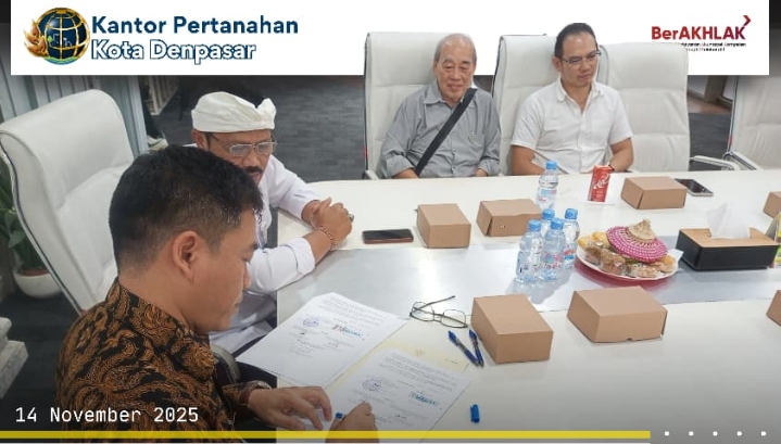 Kegiatan Penandatanganan Pelepasan Hak Jalan Karya Makmur, dari PT. Karya Makmur kepada Pemerintah Kota Denpasar.