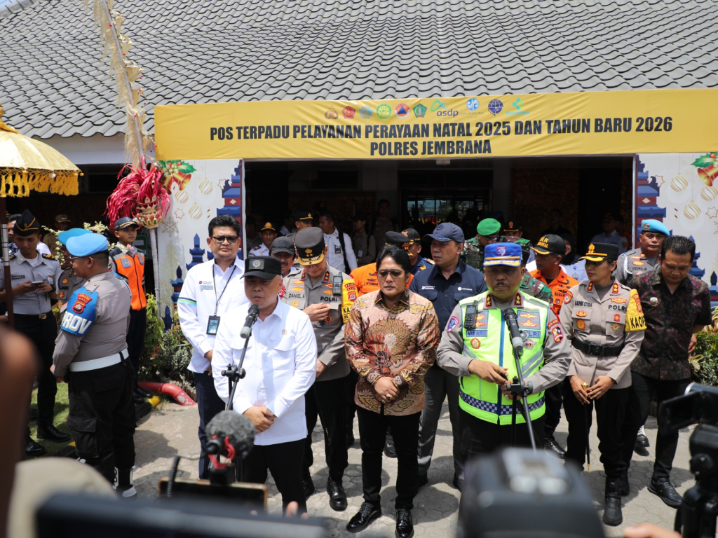 Kapolda Bali Dampingi Menteri Perhubungan dan Kakorlantas Tinjau Pengamanan Angkutan Nataru di Pelabuhan Gilimanuk.