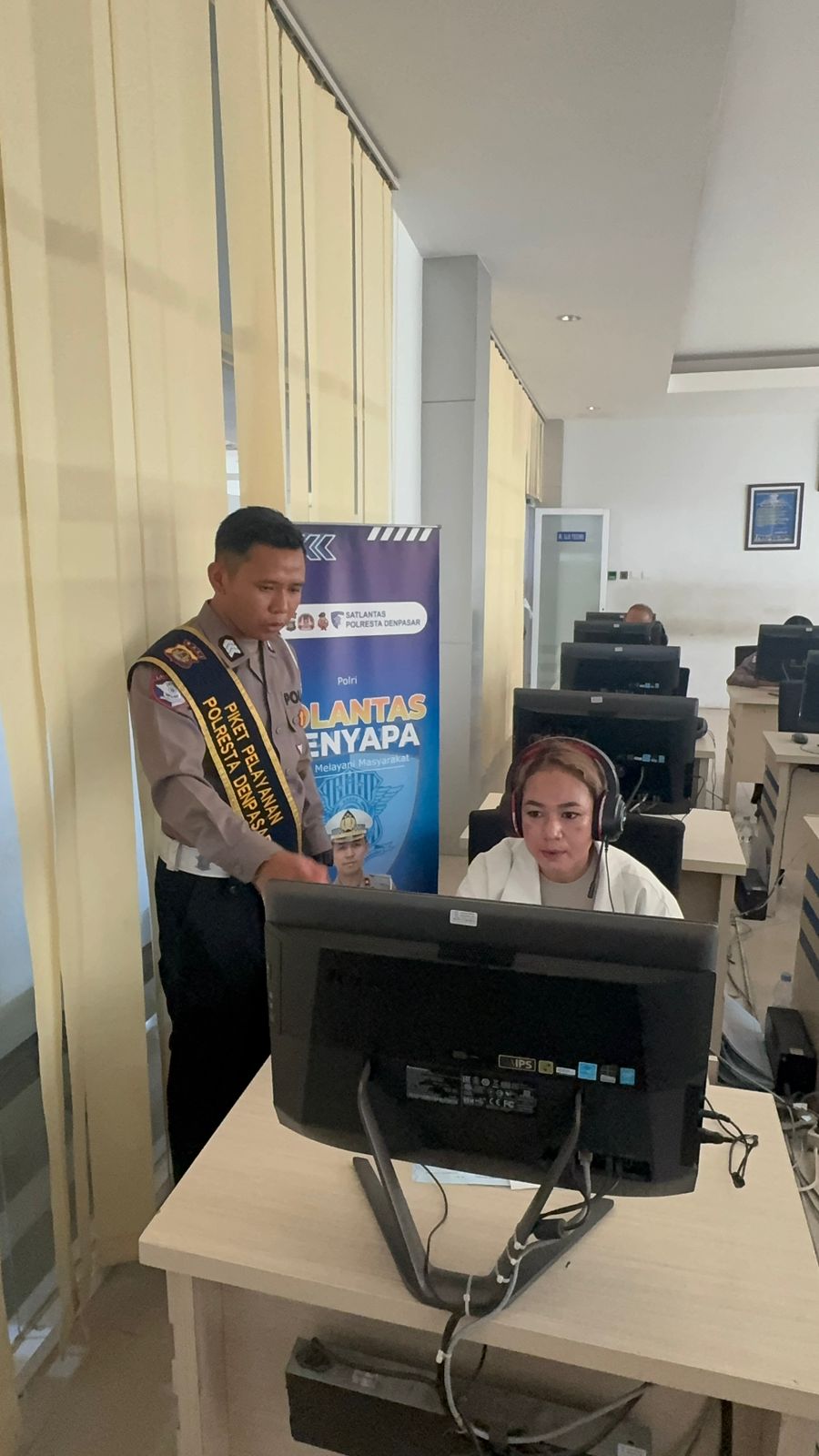 Pelayanan Humanis Satpas SIM Polresta Denpasar Berikan Panduan Ujian Teori dalam Polantas Menyapa.