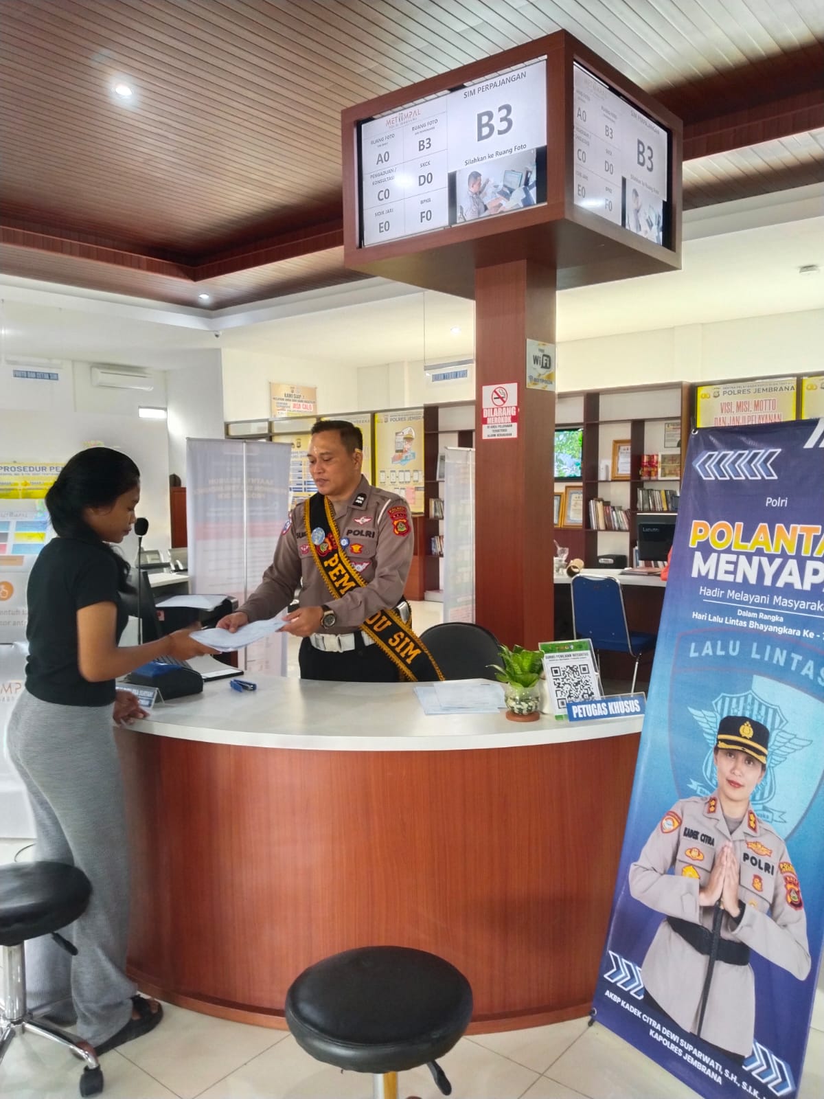 Melalui Program Polantas Menyapa SPKT Jembrana Berikan Layanan Humanis dan Nyaman Kepada Masyarakat.