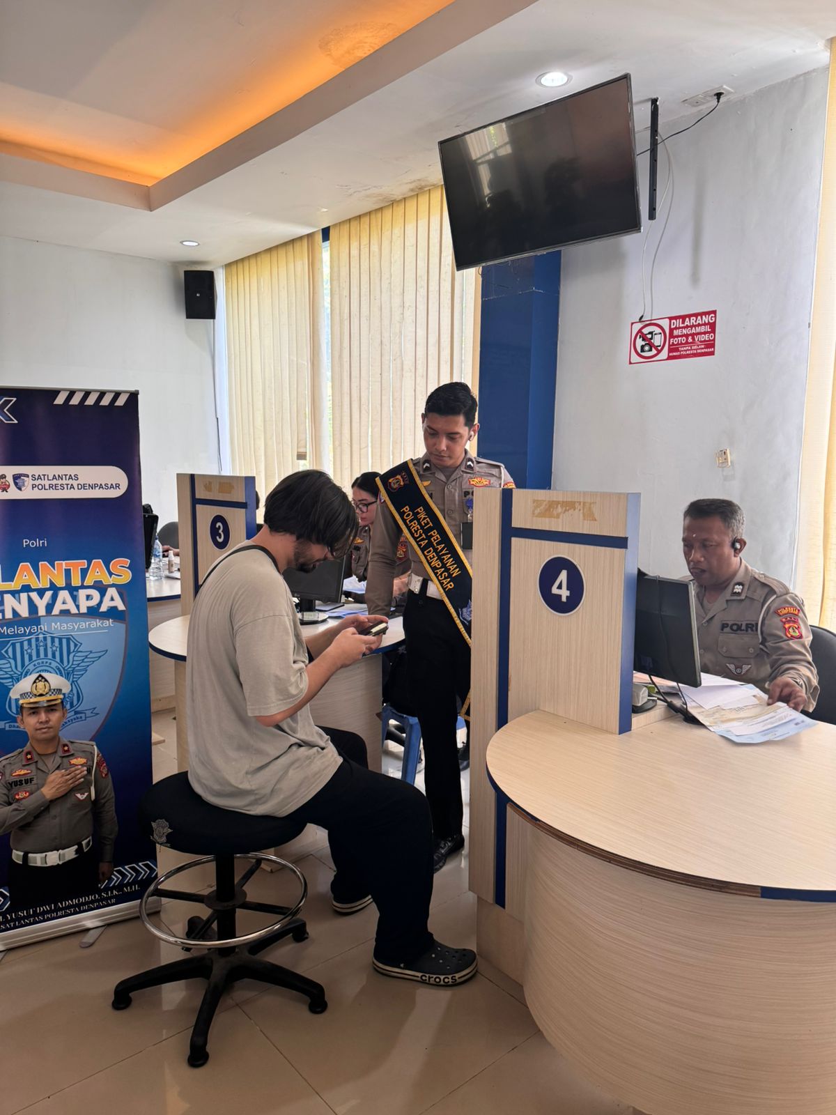 Pelayanan Satpas SIM Polresta Denpasar Berikan Sosialisasi Tertib Berlalulintas dan Pendampingan kepada Pemohon SIM.