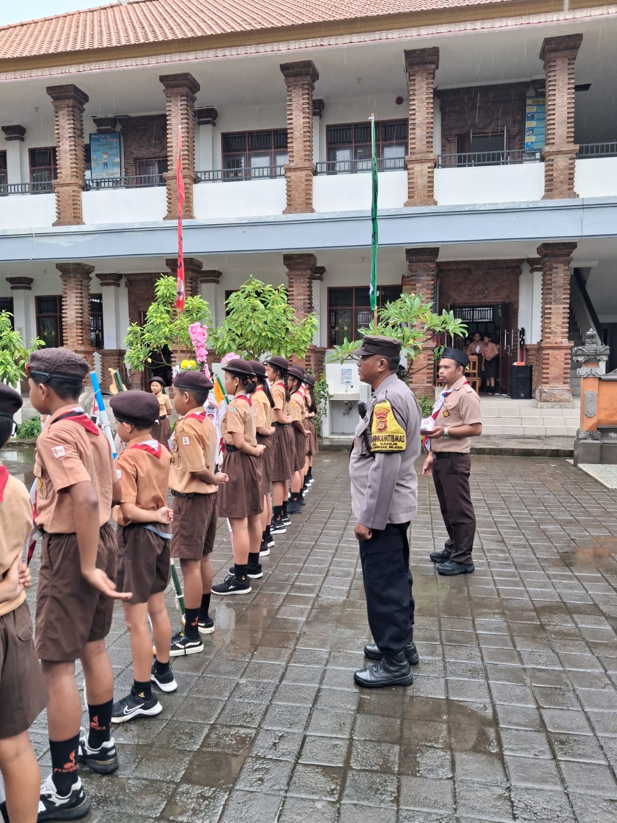 Bhabinkamtibmas Sanur Pantau Pembukaan Tensa Scout Camp 2025 di SD Negeri 10 Sanur.