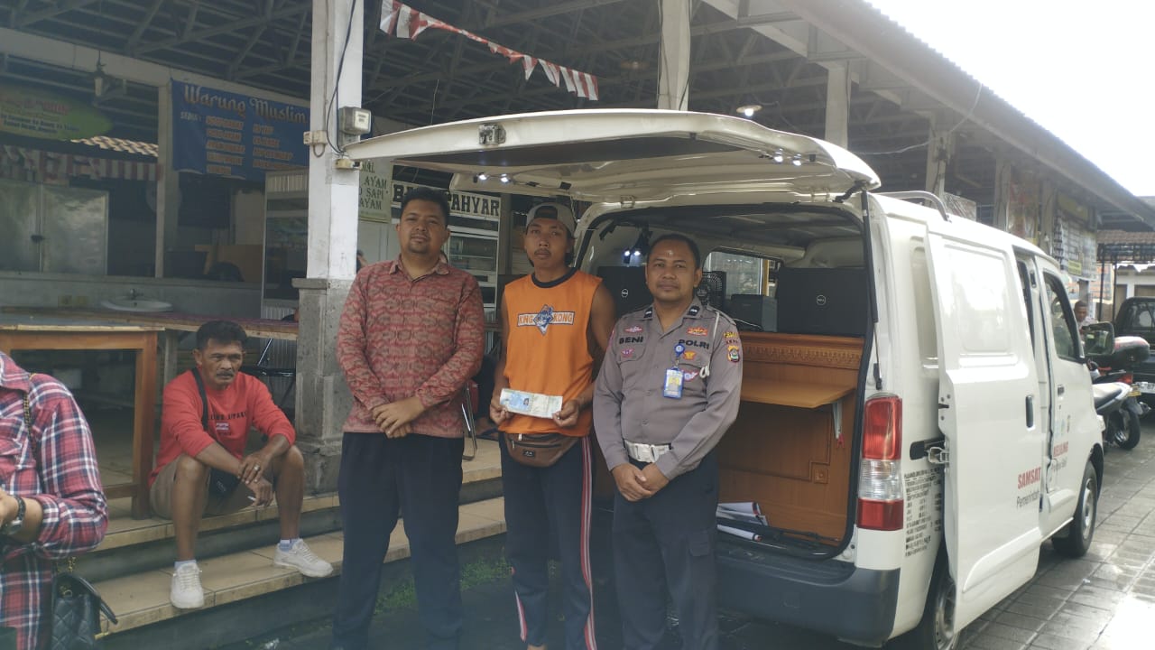 Melalui Polisi Menyapa, Samsat Keliling Unit Regident Polres Jembrana Hadir di Pasar Pekutatan Berikan Pelayanan yang Mudah, Cepat dan Transparan.
