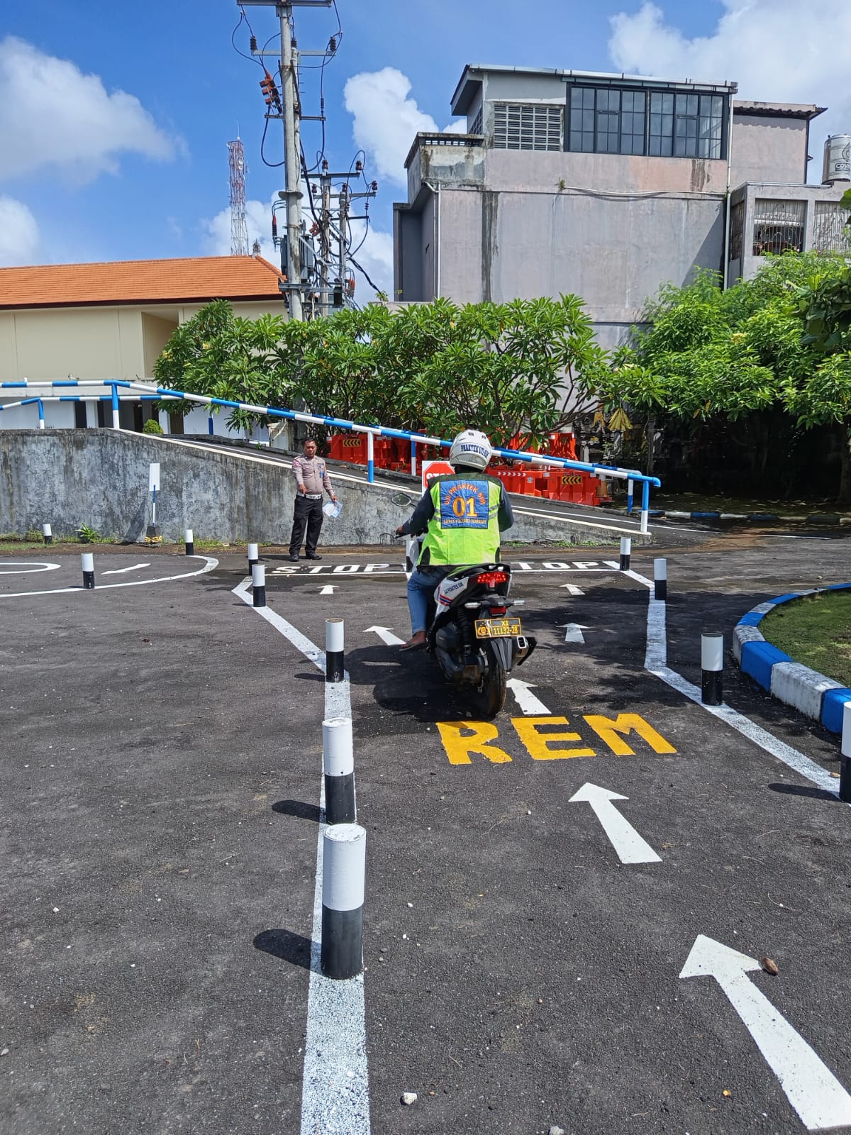 Petugas Satpas SIM Polresta Denpasar Berikan Pendampingan Humanis kepada Pemohon Saat Ujian Praktek Mengemudi.