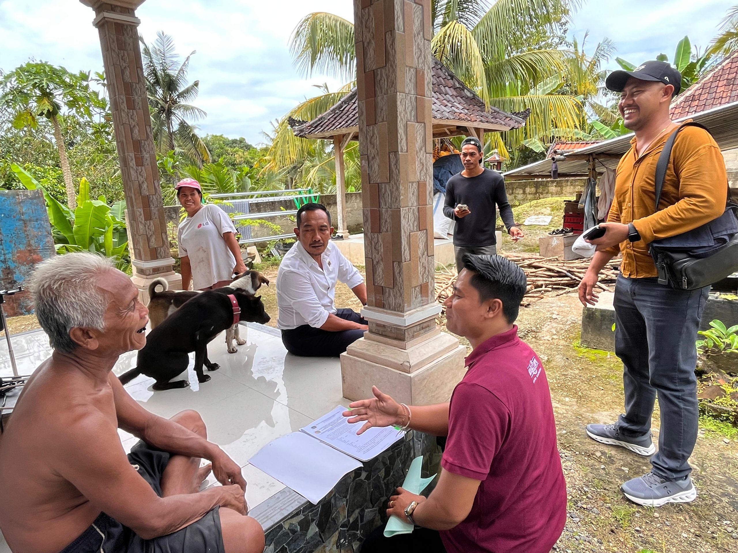 Kepala Kantor Pertanahan Kabupaten Klungkung Turun Langsung ke Kediaman Pemohon dalam Kegiatan Jemput Bola di Nusa Penida.