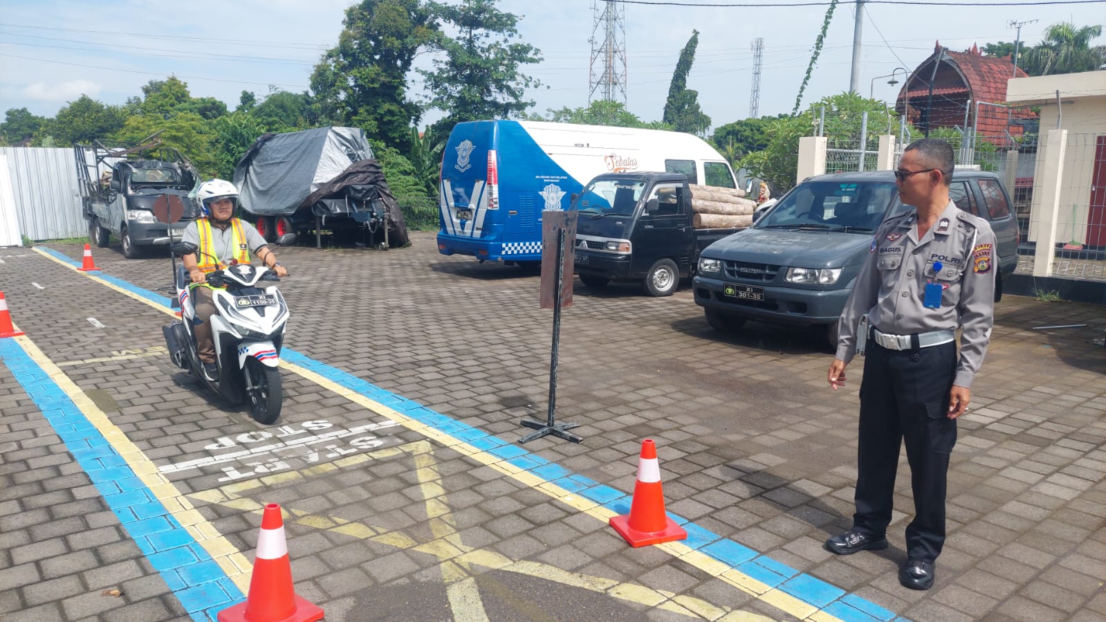 Melalui Polantas Menyapa, Petugas Satpas SIM Polres Jembrana Berikan Pendampingan Humanis kepada Pemohon Saat Ujian Praktek Mengemudi.
