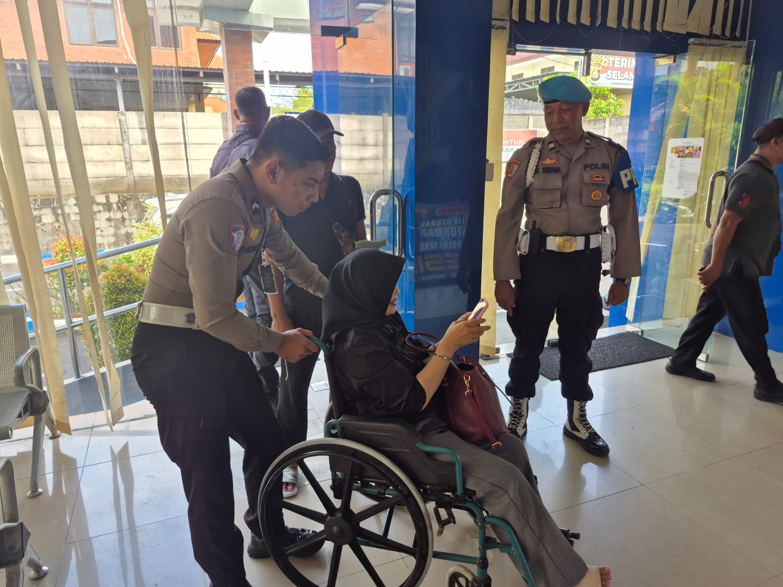 Polantas Menyapa, Satpas SIM Polresta Denpasar Bantu Pemohon Disabilitas dalam Proses Pembuatan SIM.