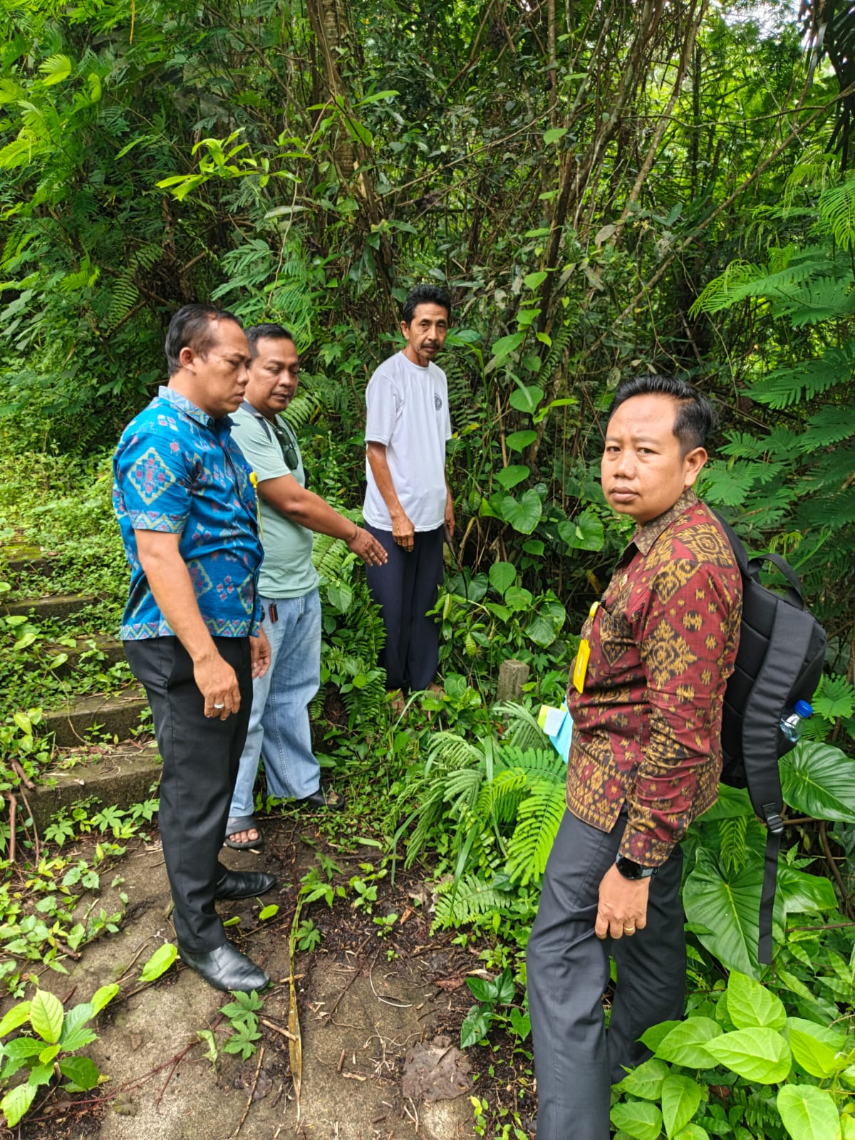 Petugas Lapangan Kantah Bangli Melaksanakan Pemeriksaan lapangan Terkait Permohonan Hak Atas Tanah.