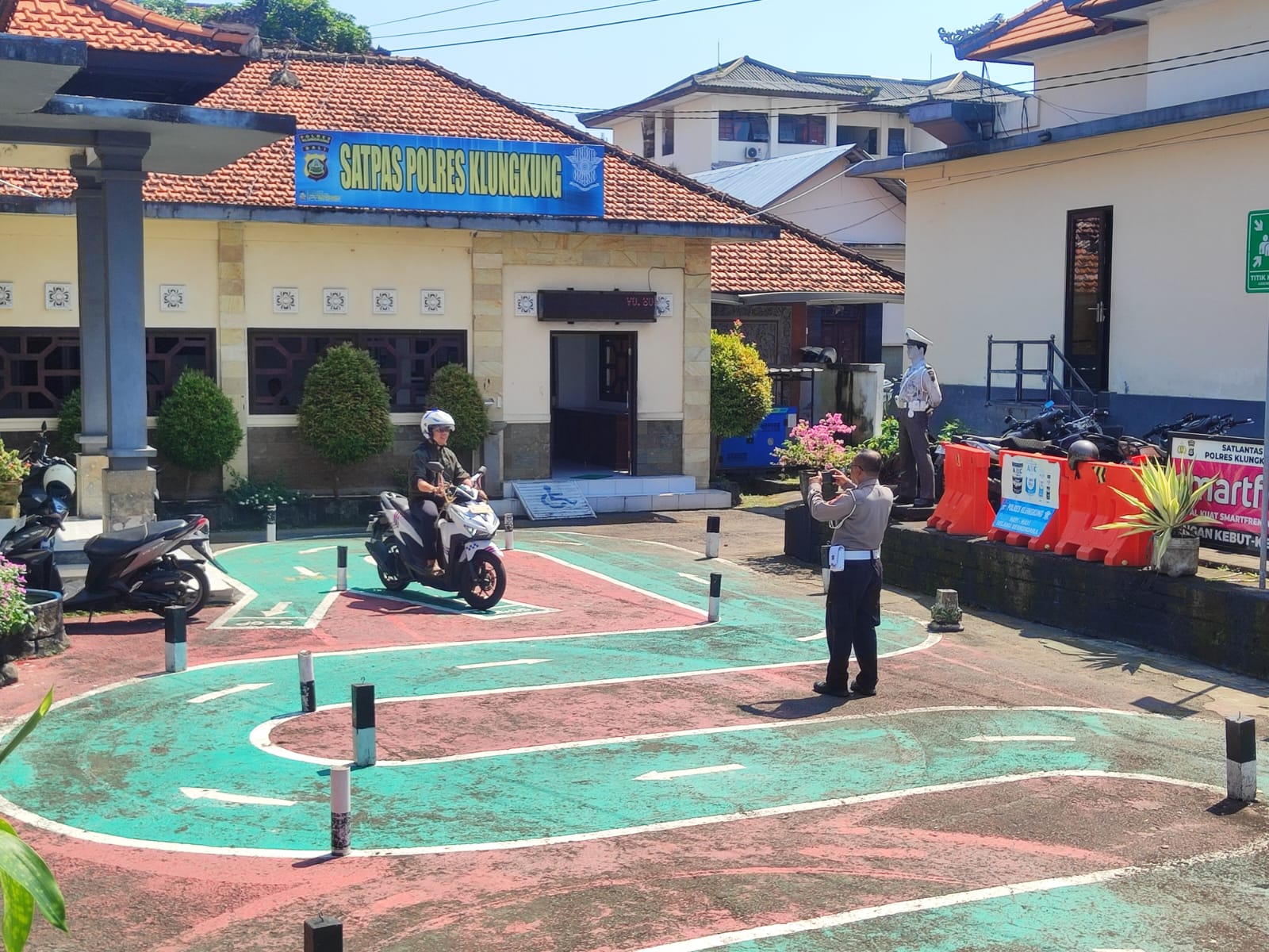 Melalui Polantas Menyapa, Petugas Satpas SIM Polres Klungkung Berikan Pendampingan Humanis kepada Pemohon SIM Saat Ujian Praktek Mengemudi.