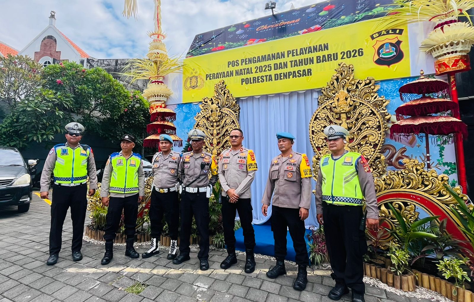 Pos PAM Nataru di Simpang GBB Sanur Dapat Asistensi Pejabat Polresta Denpasar, Kapolsek Densel Tegaskan Kesiapsiagaan Personel.