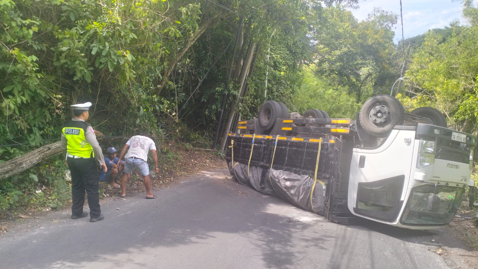 Truk Bermuatan Semen Gagal Nanjak dan Terguling di Tanjakan Goa Gong Jimbaran