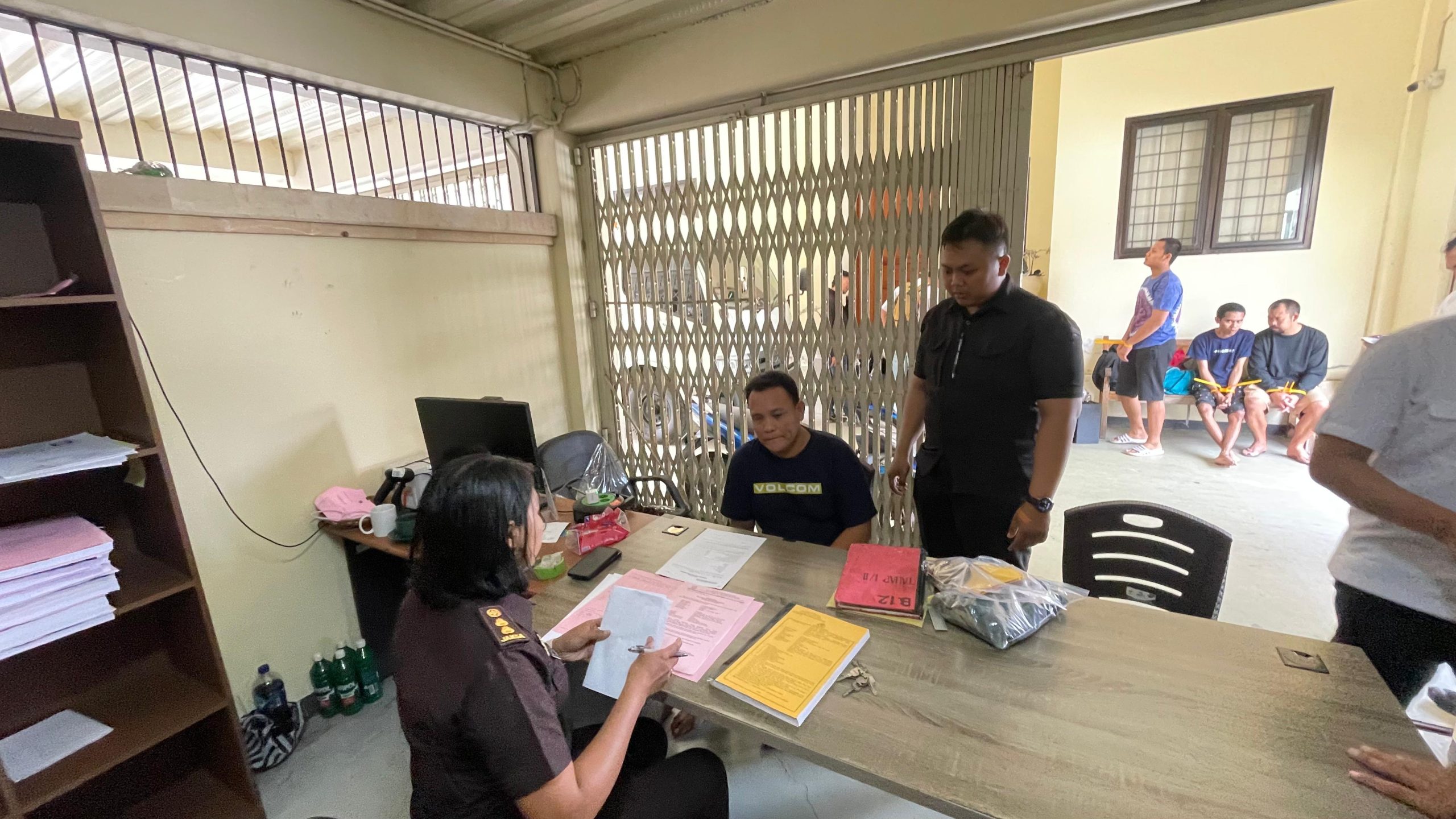 Unit Reskrim Polsek Dentim Rampungkan Penyidikan Perkara Pencurian; Tersangka dan BB Diserahkan ke Kejari.