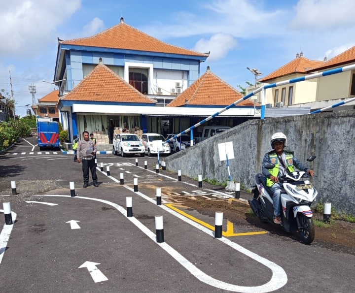 Polantas Menyapa, Sat Lantas Polresta Denpasar Berikan Pendampingan Pemohon SIM Saat Ujian Praktik.