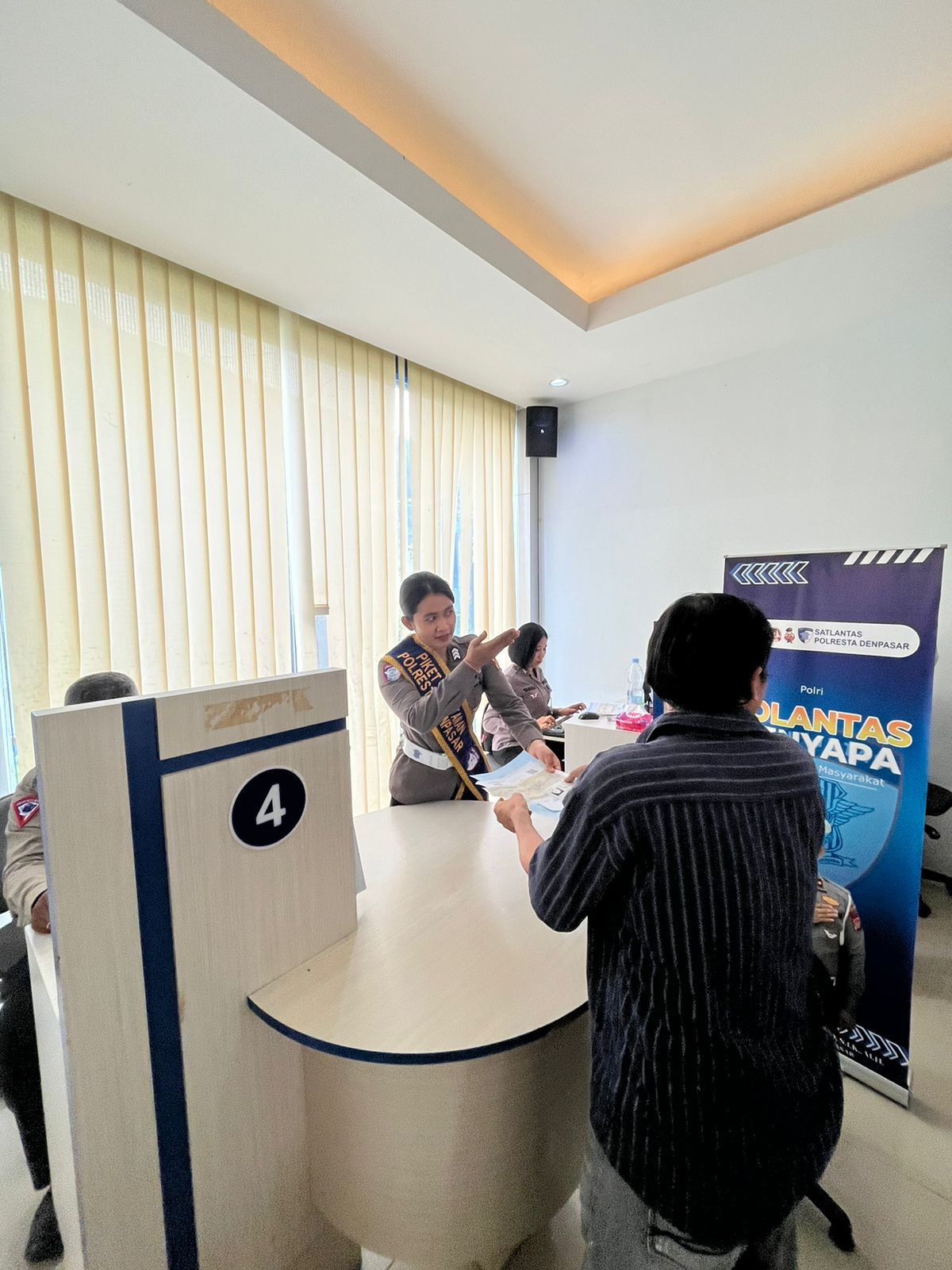 Pelayanan Humanis Satpas SIM Polresta Denpasar Berikan Informasi kepada Pemohon Saat Ujian Teori.