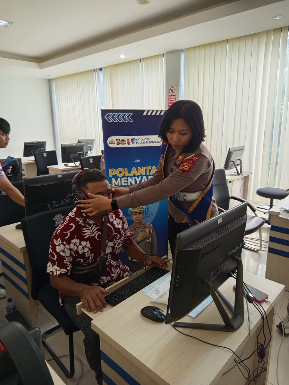 Melalui Polantas Menyapa, Petugas Satpas SIM Polresta Denpasar Berikan Arahan dan Pendampingan Kepada Pemohon Sim.