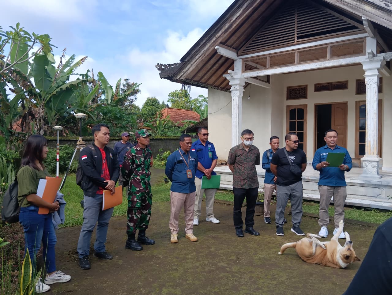 Kantor Pertanahan Kabupaten Bangli melaksanakan kegiatan pengukuran tanah di Desa Penglumbaran, Kecamatan Susut.