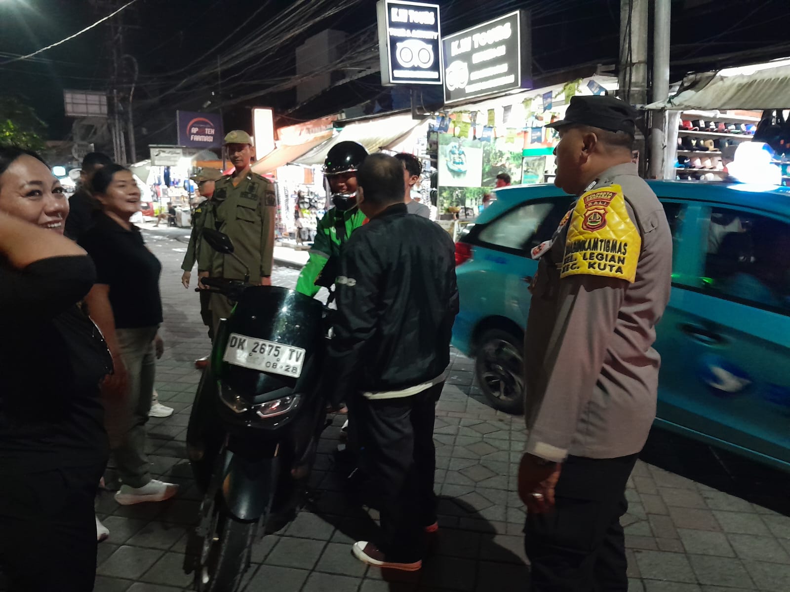 Dipimpin Kapolsek Kuta, Sinergi Lintas Sektor Tertibkan Ojol dan Pengendara Motor di Legian.
