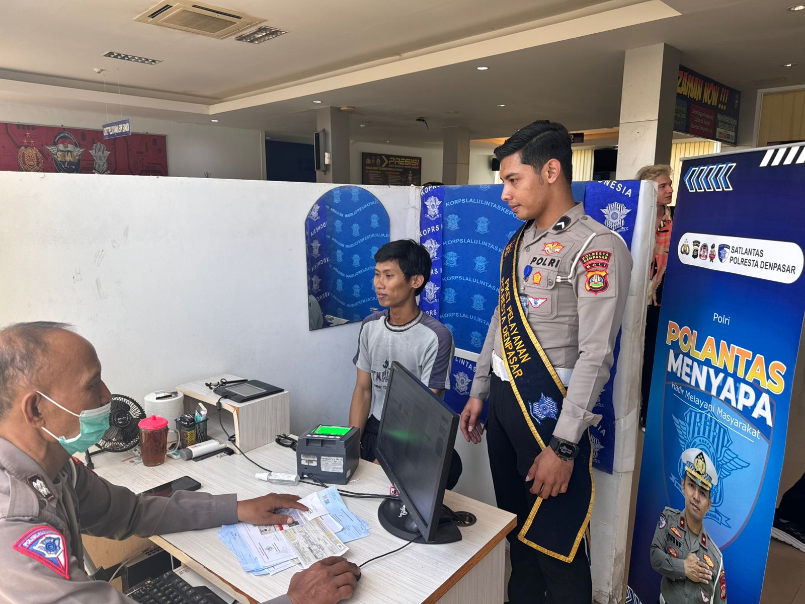 Polantas Menyapa, Satlantas Polresta Denpasar Hadir Berikan Pelayanan Humanis kepada Pemohon SIM.