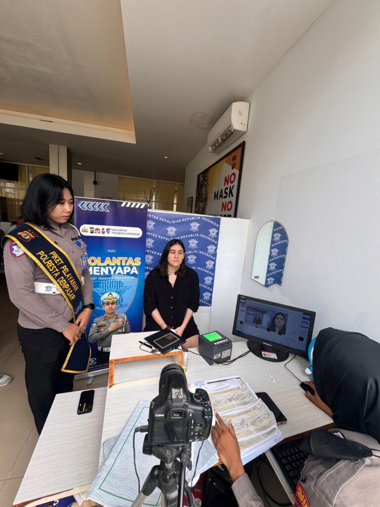 Pelayanan Humanis Satpas SIM Polresta Denpasar Saat Proses Pendataan dan Foto Pemohon SIM.